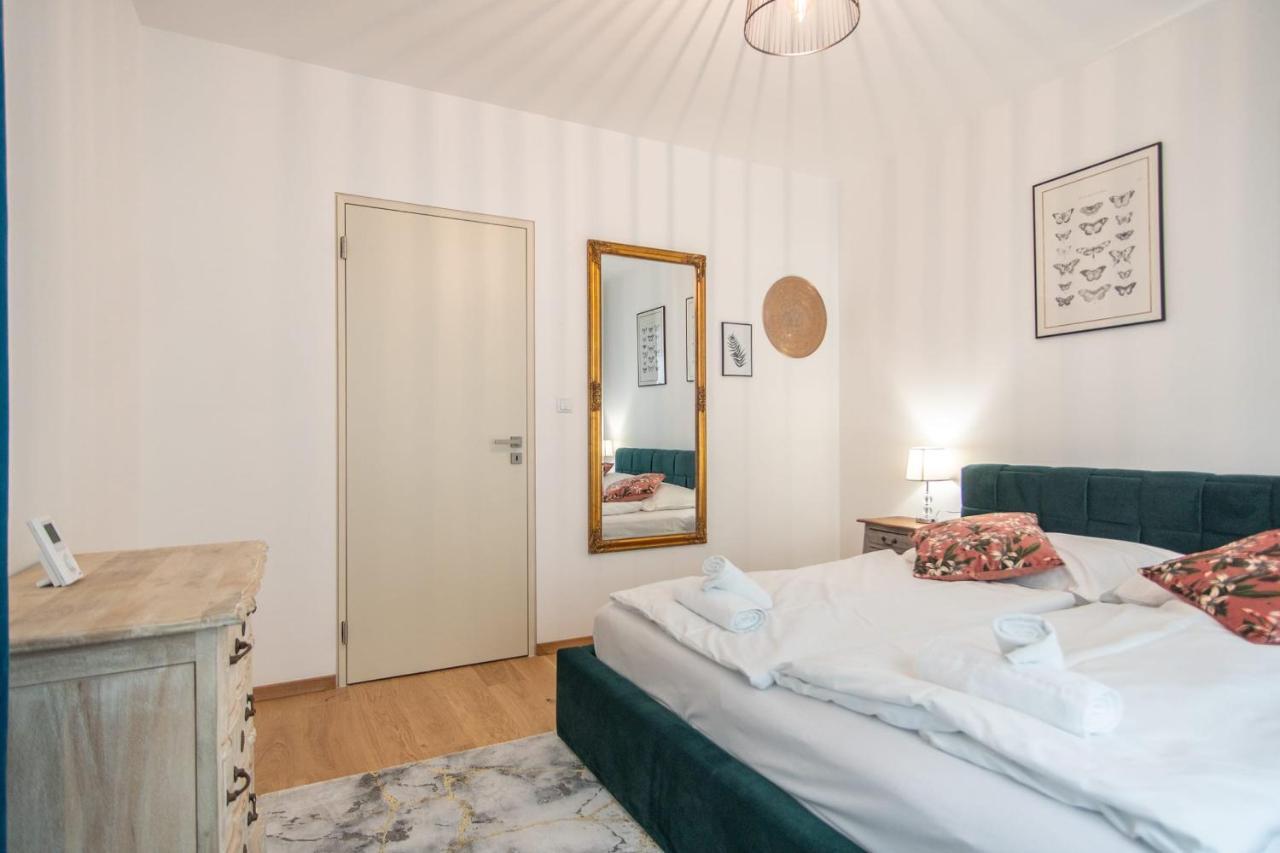 Apartment With Balcony Praga Esterno foto