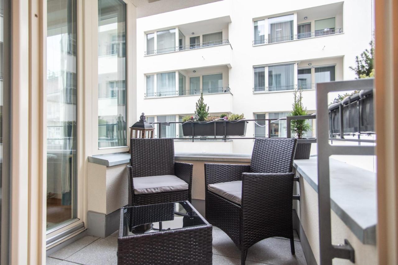 Apartment With Balcony Praga Esterno foto