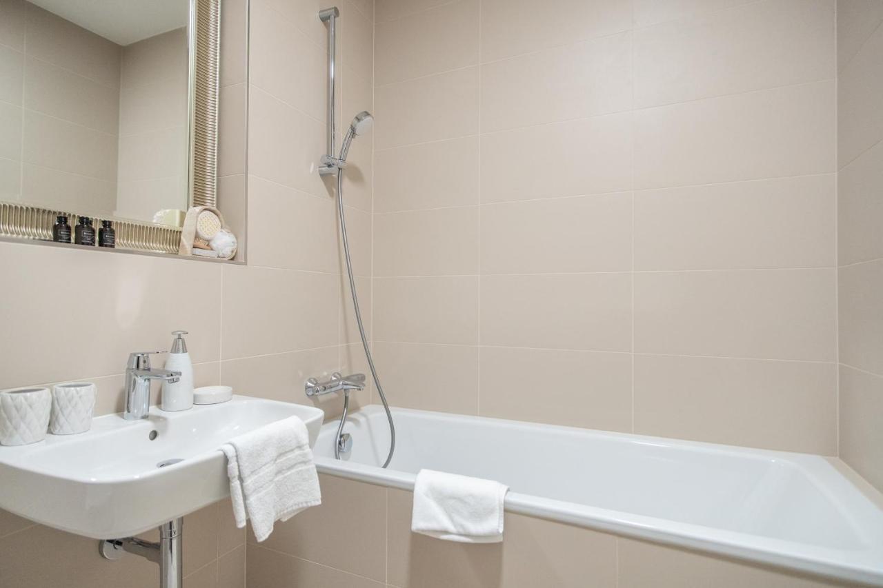 Apartment With Balcony Praga Esterno foto