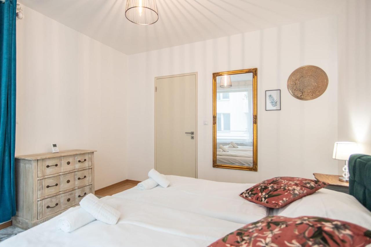 Apartment With Balcony Praga Esterno foto