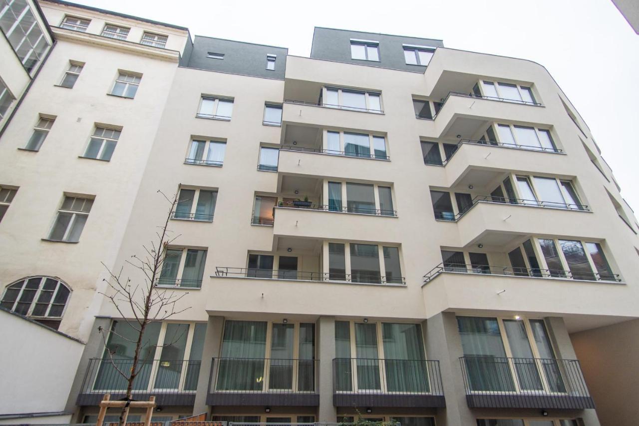 Apartment With Balcony Praga Esterno foto