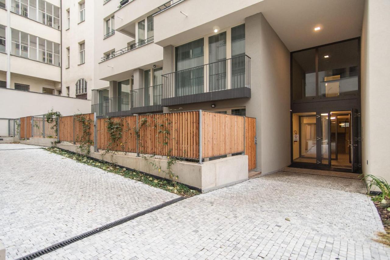 Apartment With Balcony Praga Esterno foto