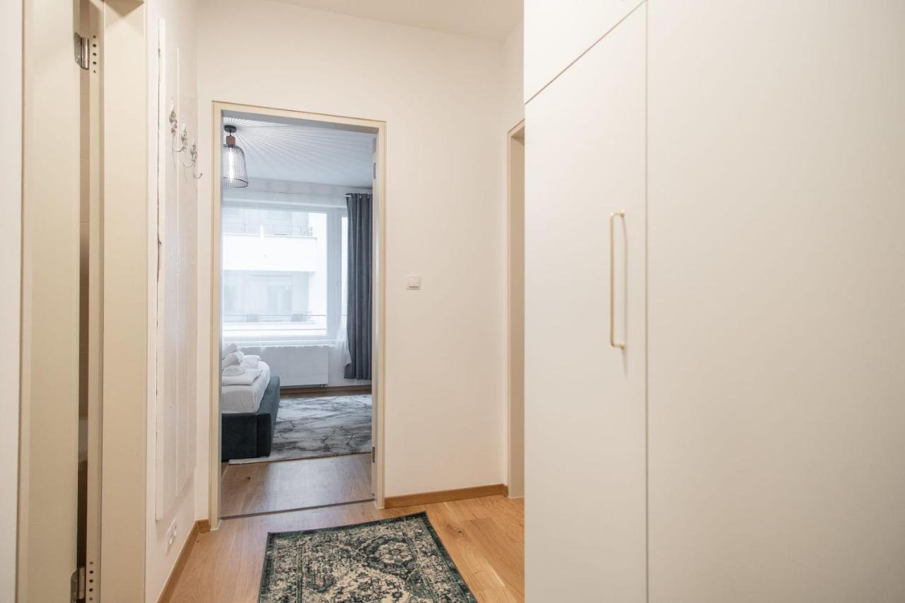 Apartment With Balcony Praga Esterno foto