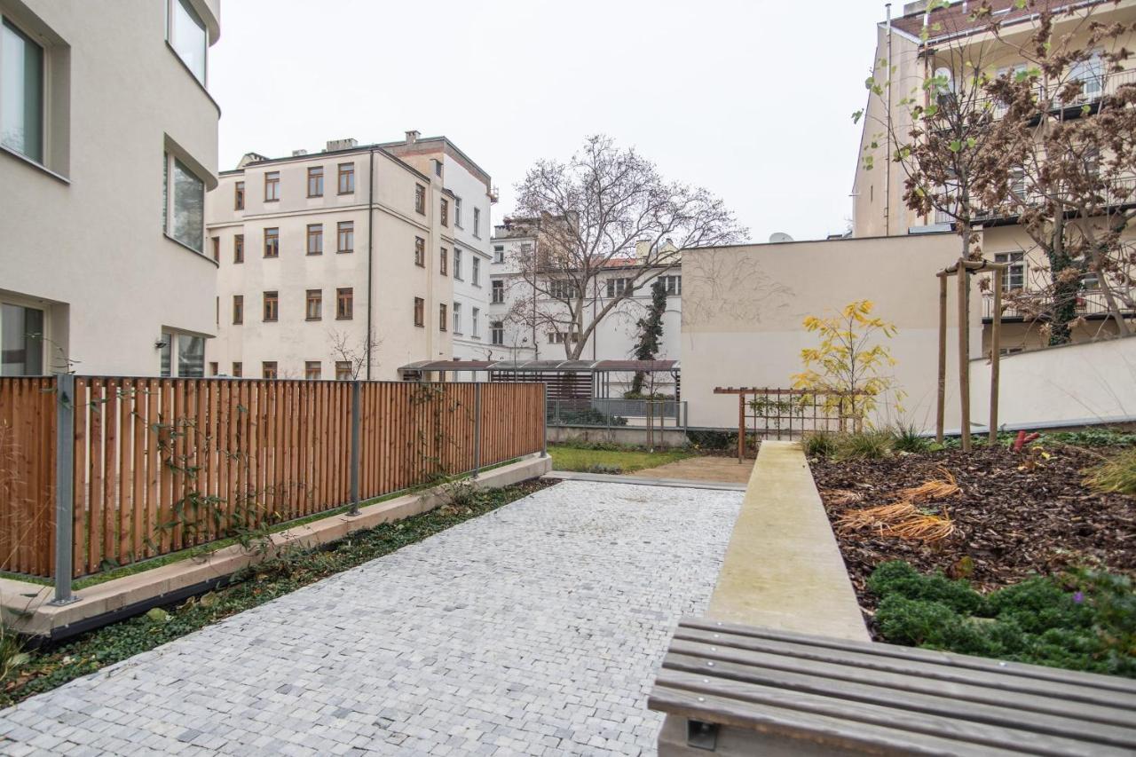 Apartment With Balcony Praga Esterno foto